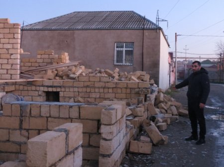 Binəqədi rayon icra hakimiyyəti tərəfindən 2-ci qrup əlilin evi söküldü-VİDEO