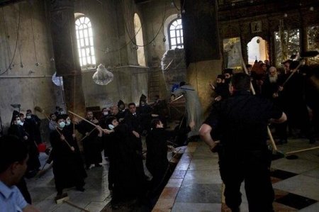Erməni keşişlər yunanları döyüb, tarixi mağaranı ələ keçirdilər