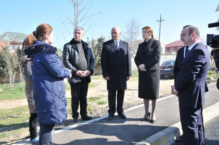 Abşeronda iki qəsəbəni birləşdirən yol yenidən qurulur – Başçı əraziyə gəldi