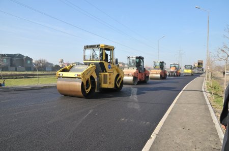Abşeronda iki qəsəbəni birləşdirən yol yenidən qurulur – Başçı əraziyə gəldi