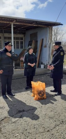 Samuxda polis əməkdaşları aztəminatlı ailələrə bayram sovqatı paylayı