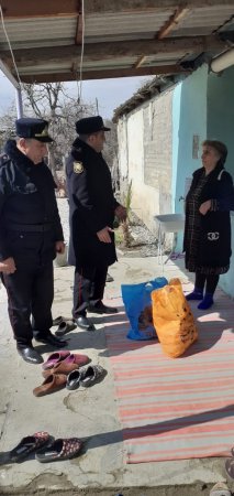 Samuxda polis əməkdaşları aztəminatlı ailələrə bayram sovqatı paylayı