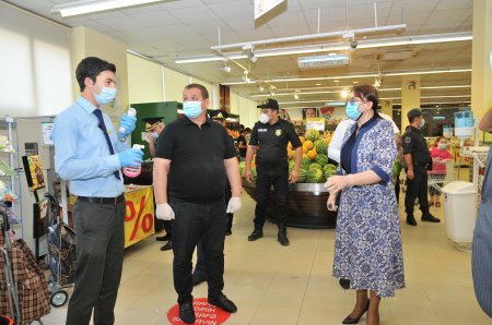 İradə Gülməmmədova sakinlər arasında təbliğat işləri apardı