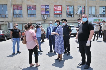 İradə Gülməmmədova sakinlər arasında təbliğat işləri apardı