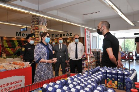 İradə Gülməmmədova sakinlər arasında təbliğat işləri apardı