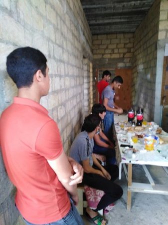 Məclis təşkil edən gənclər cərimələndi - FOTO