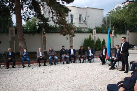 Soydaşlarımız Moldovadakı səfirliyə toplaşdı - FOTO