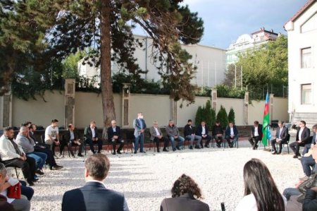 Soydaşlarımız Moldovadakı səfirliyə toplaşdı - FOTO