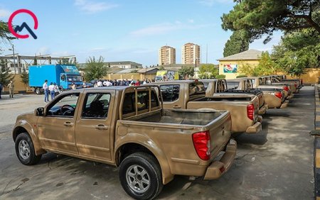 Azərbaycan Avtomobil Federasiyası orduya dəstək üçün 10 “Pikap” təqdim etdi - Fotolar