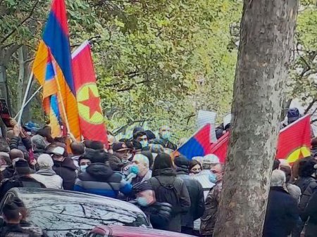 Ermənilər Parisdə mitinqə terrorçu PKK bayrağı ilə çıxdılar - FOTO