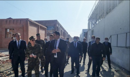 Kəmaləddin Heydərov Gəncədə düşmənin dağıtdığı mülki obyektlərdə