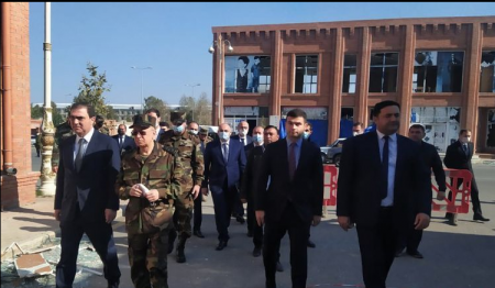 Kəmaləddin Heydərov Gəncədə düşmənin dağıtdığı mülki obyektlərdə