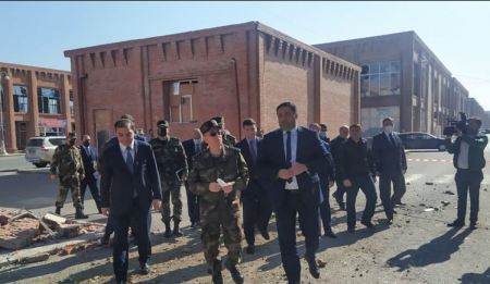 Kəmaləddin Heydərov Gəncədə düşmənin dağıtdığı mülki obyektlərdə