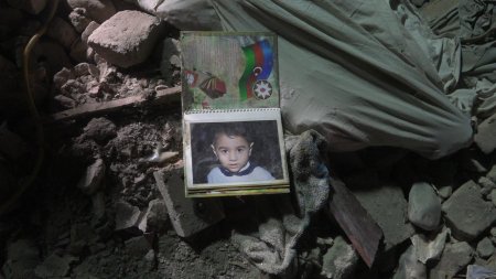 Gəncədə dağıntılar altından 52 yaralı və 13 meyit çıxarıb - Fotolar