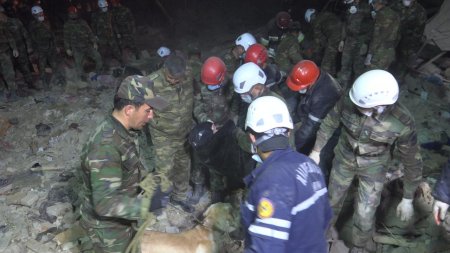 Gəncədə dağıntılar altından 52 yaralı və 13 meyit çıxarıb - Fotolar