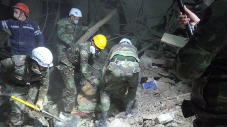 Gəncədə dağıntılar altından 52 yaralı və 13 meyit çıxarıb - Fotolar