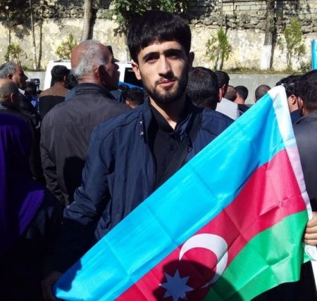 Şuşa məscidində ilk azan oxuyan əsgərimiz - FOTO Şuşa məscidində ilk azan oxuyan əsgərimiz - FOTO