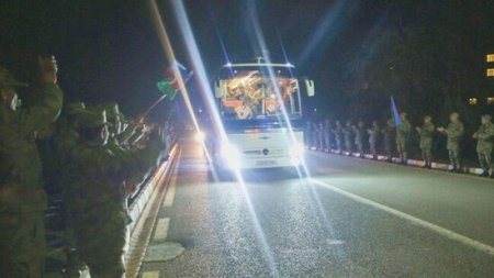 Müzəffər ordumuzun hərbi qulluqçularının bir qrupu geri qayıtdı - FOTO