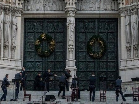 Nyu-Yorkda kilsə yaxınlığında atışma anı - FOTO