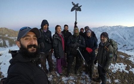 2783 metr hündürlükdə şəhidlərin şərəfinə lövhə - FOTO