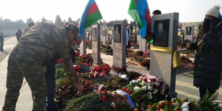 NƏRİMANOV RAYON GƏNCLƏRİ YENİ İLİN İLK GÜNÜNDƏ ŞƏHİDLƏRİMİZİ ZİYARƏT EDİBLƏR.