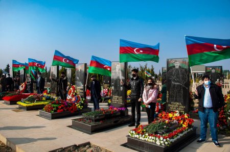 NƏRİMANOV RAYON GƏNCLƏRİ YENİ İLİN İLK GÜNÜNDƏ ŞƏHİDLƏRİMİZİ ZİYARƏT EDİBLƏR.