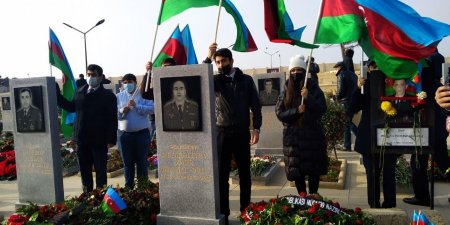 NƏRİMANOV RAYON GƏNCLƏRİ YENİ İLİN İLK GÜNÜNDƏ ŞƏHİDLƏRİMİZİ ZİYARƏT EDİBLƏR.