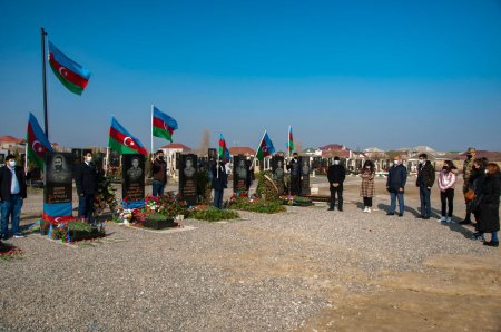 NƏRİMANOV RAYON GƏNCLƏRİ YENİ İLİN İLK GÜNÜNDƏ ŞƏHİDLƏRİMİZİ ZİYARƏT EDİBLƏR.