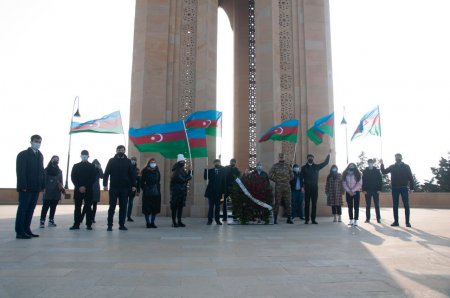 NƏRİMANOV RAYON GƏNCLƏRİ YENİ İLİN İLK GÜNÜNDƏ ŞƏHİDLƏRİMİZİ ZİYARƏT EDİBLƏR.