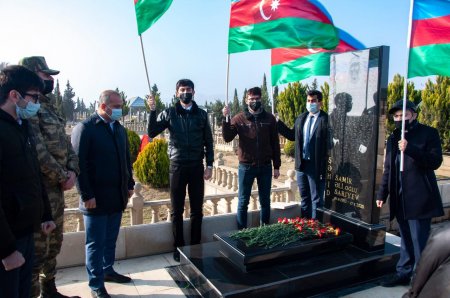 NƏRİMANOV RAYON GƏNCLƏRİ YENİ İLİN İLK GÜNÜNDƏ ŞƏHİDLƏRİMİZİ ZİYARƏT EDİBLƏR.
