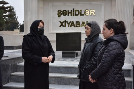 İradə Gülməmmədova Vətən Müharibəsi Qəhrəmanının məzarını ziyarət edib ailəsi ilə görüşdü
