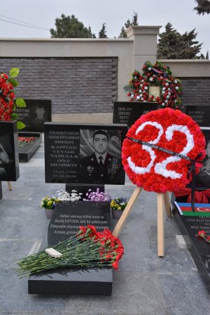 İradə Gülməmmədova Vətən Müharibəsi Qəhrəmanının məzarını ziyarət edib ailəsi ilə görüşdü