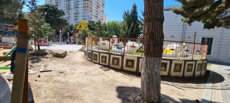 Xırdalanda təhsil  müəssisə  rəhbəri bizneslə də  məşğul olur ? - FOTO