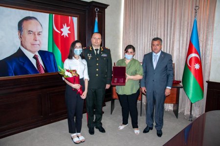 Nərimanov rayonunda Vətən Müharibəsi şəhidlərinin medalları  onların ailə üzvlərinə təqdim edilib