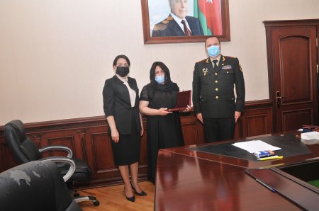 Abşeronda şəhid ailələrinə medal və ordenlərin təqdimetməsi keçirilib