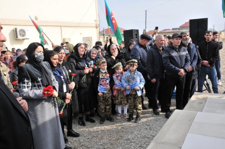 Abşeronda şəhidlərin xatirəsinə ucaldılan abidə-bulaq kompleksinin açılışı olub, il mərasimi keçirilib