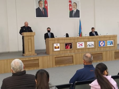 Qubada polis əməkdaşları məktəblilərlə görüşüb
