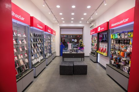 “Nar” Bakıda yenilənmiş mağazalarını təqdim etdi