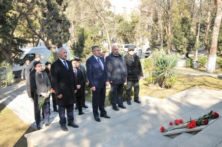 Abdin Fərzəliyev Ceyranbatan qəsəbəsində şəhidlərin məzarlarını ziyarət etdi - FOTO