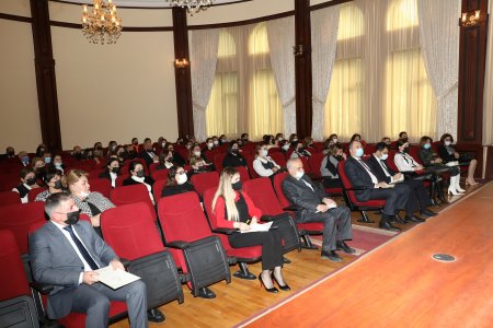 Abşeron Rayon İcra Hakimiyyətinin başçısı Abdin Fərzəliyev rayonun təhsil işçiləri ilə görüşmüşdür