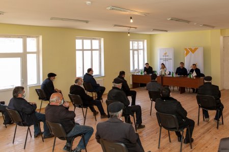 Daşkəsən rayonunda yerli sakinlər və arıçı fermerlərlə görüş keçirilib Daşkəsən rayonunda yerli sakinlər və arıçı fermerlərlə görüş keçirilib
