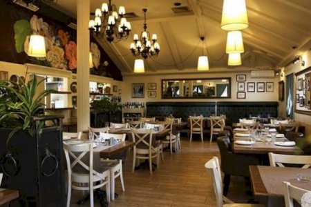 TANINMIŞ MEYXANAÇI 20 NƏFƏRLİK DƏSTƏ İLƏ RESTORANA HÜCUM ETDİ - Aqşin Fateh restoranın “altını üstünə gətirib”, əməkdaşlara xəsarət yetirib…