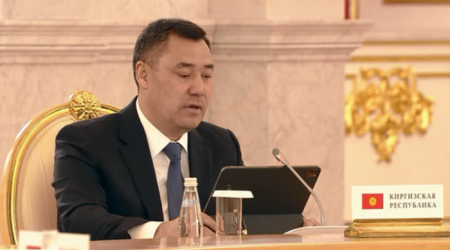 KTMT lideri özləri ilə görüşə su butulkası gətirib?