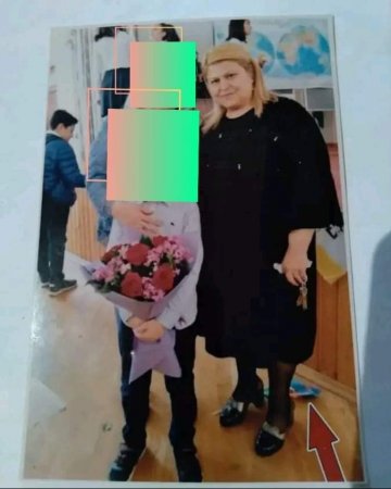 248 nömrəli Məktəbin direktoru Azərbaycan bayrağını ayağının altına qoyaraq şəkil çəkdirdi - FOTO