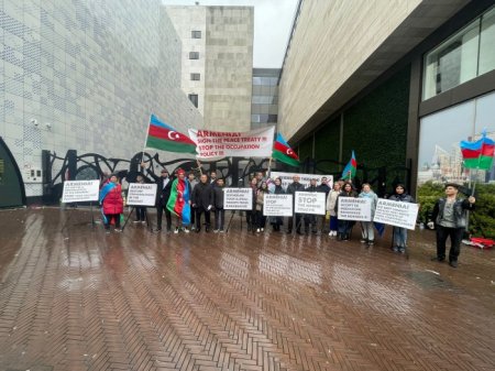 Azərbaycanlılar Haaqada Ermənistanın təxribatlarına görə etiraz aksiyası keçirib - FOTO