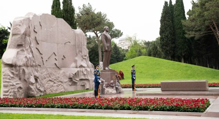 "AzerGold" QSC və törəmə şirkətlərinin kollektivi  Ulu Öndər Heydər Əliyevin məzarını ziyarət edib