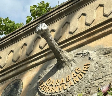 İçərişəhərdə divara quraşdırılmış daş yumruq SÖKÜLDÜ - FOTO