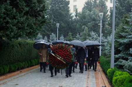 “AzerGold” QSC və onun törəmə şirkətlərinin kollektivi Ulu Öndər Heydər  Əliyevin məzarını ziyarət edib - FOTO