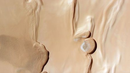 Mars Express Marsın şimal qütbünün yaxınlığındakı təpələrin və buz qayalarının möhtəşəm fotolarını çəkir