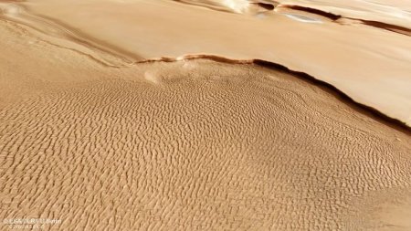 Mars Express Marsın şimal qütbünün yaxınlığındakı təpələrin və buz qayalarının möhtəşəm fotolarını çəkir